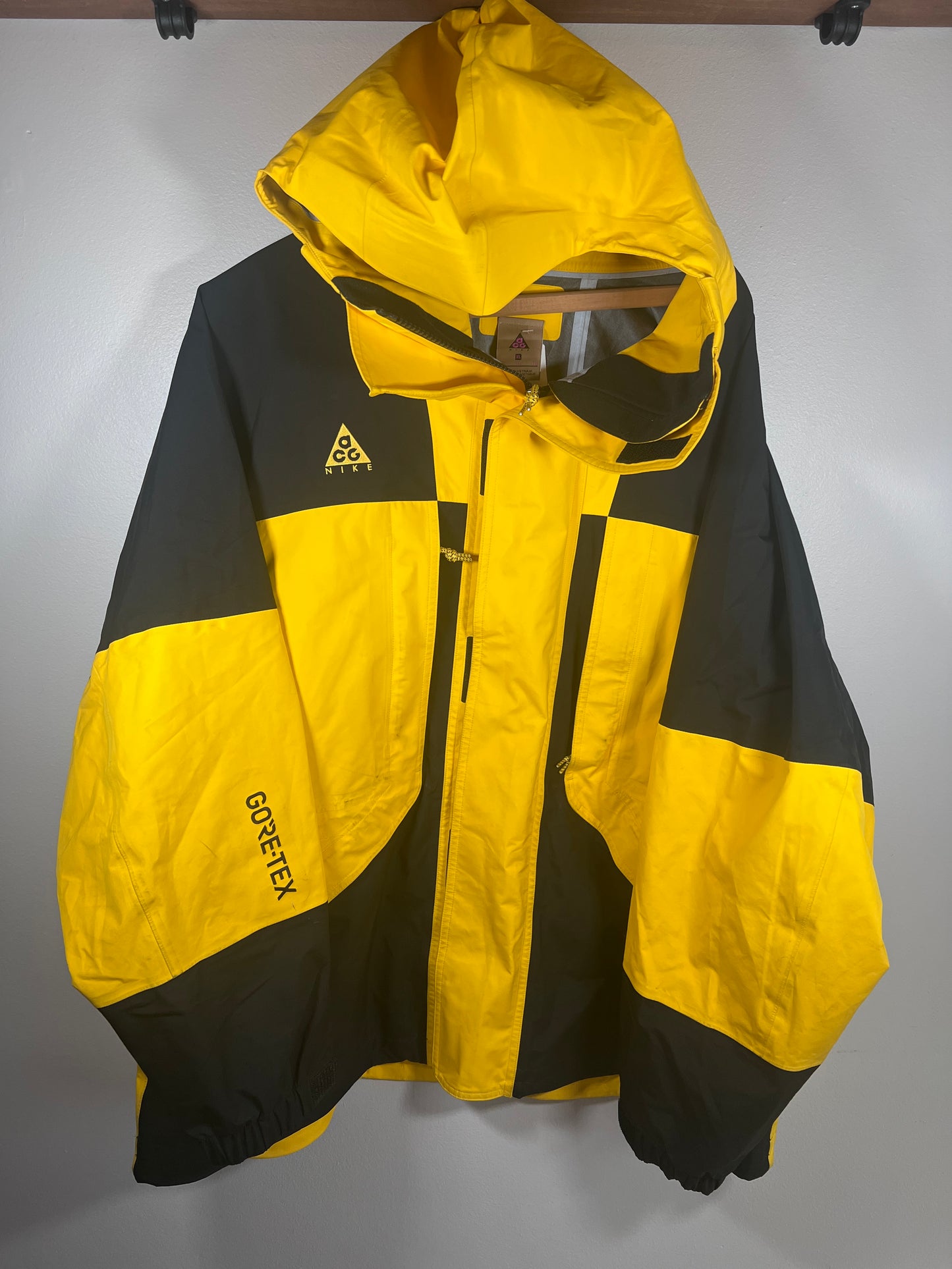 Adult XL - Nike ACG Gore-Tex Waterproof Full-Zip Jacket