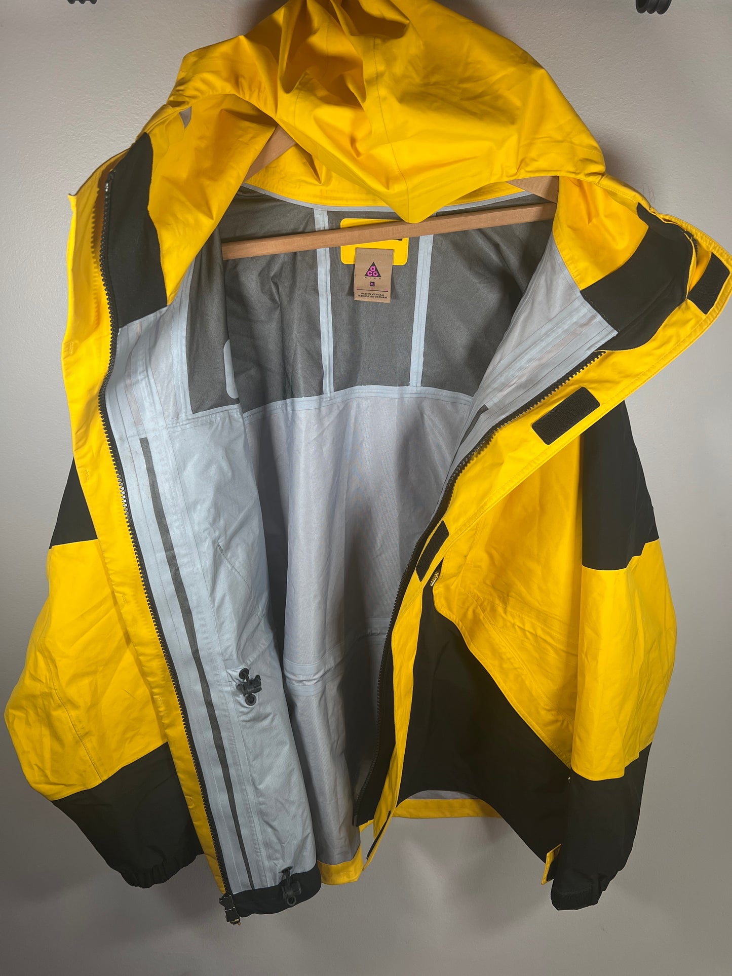 Adult XL - Nike ACG Gore-Tex Waterproof Full-Zip Jacket